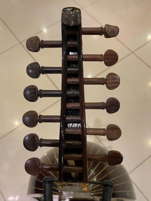 Handcrafted Salmeen Oud – Golden Radiance Edition